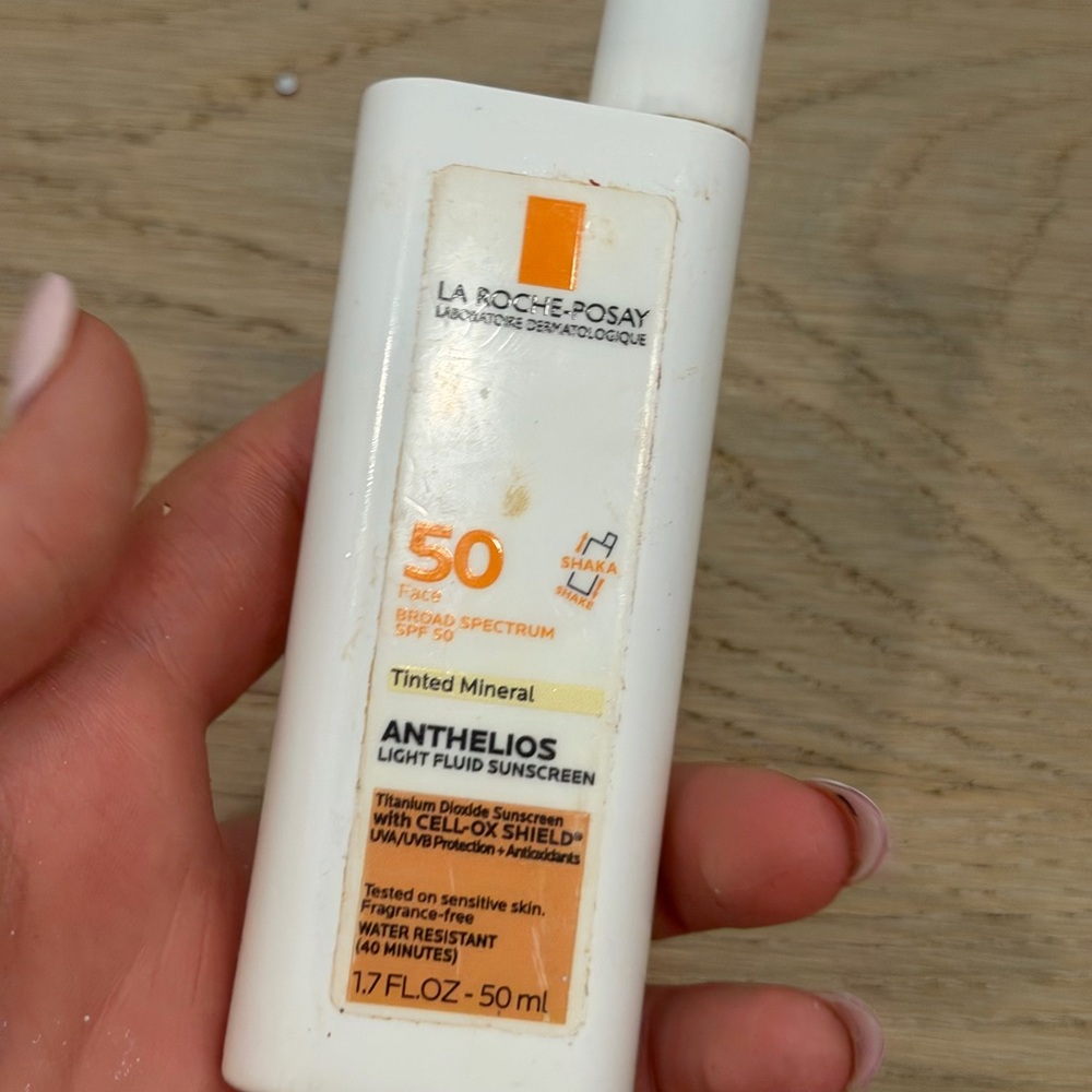 La Roche-Posay Anthelios Tinted Mineral SPF 50 Light Fluid Sunscreen - Beige